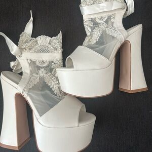 PLATFORM IVORY LACE PEEP TOE HEELS

Sold out online #dollskill #wedding